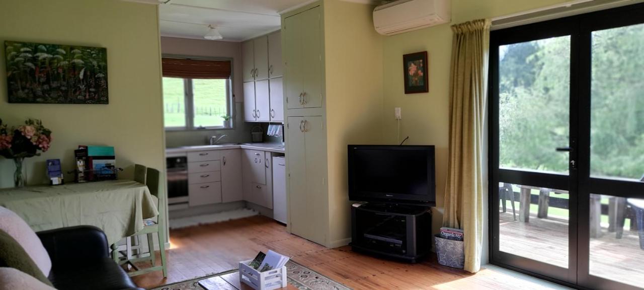 تاومارونوي Earthsounds Country Cottage المظهر الخارجي الصورة